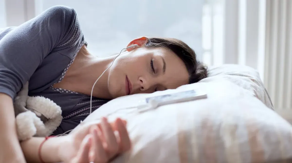 Những âm thanh có nhịp điệu chậm, đều và nhẹ nhàng giúp làm dịu hệ thần kinh, giảm căng thẳng, lo âu và hạn chế tình trạng suy nghĩ miên man trước khi ngủ.