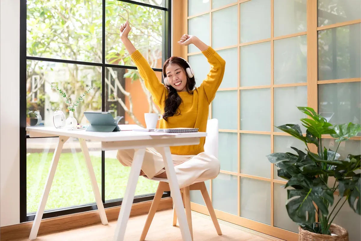 Bạn nên dành 15-30 phút mỗi ngày để ra ngoài trời, mở cửa sổ hoặc làm việc gần nguồn sáng tự nhiên