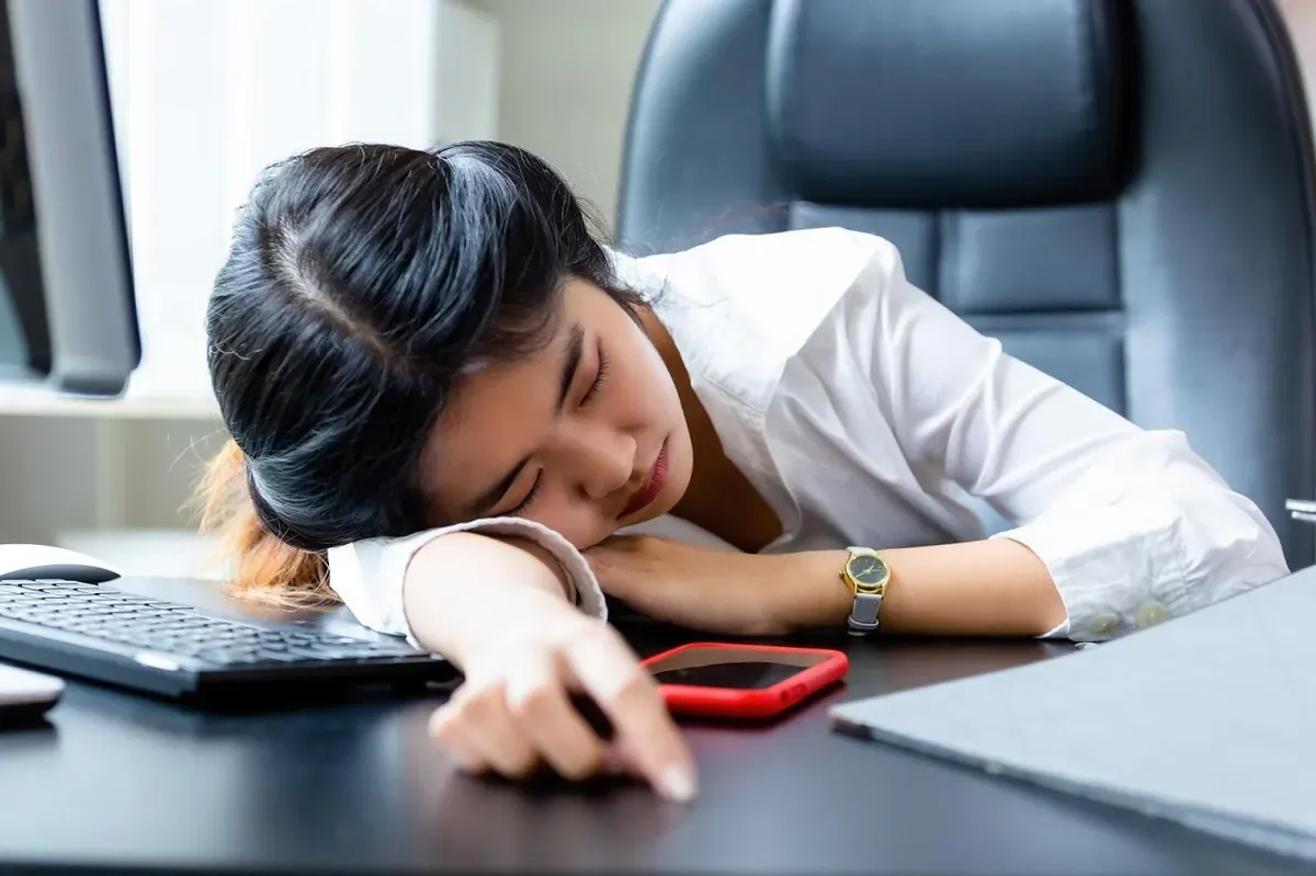 Hạn chế thời gian ngủ trưa sẽ giúp bạn không bị mệt vào buổi chiều do ngủ quá nhiều, và cũng không làm bạn bị mất ngủ vào ban đêm