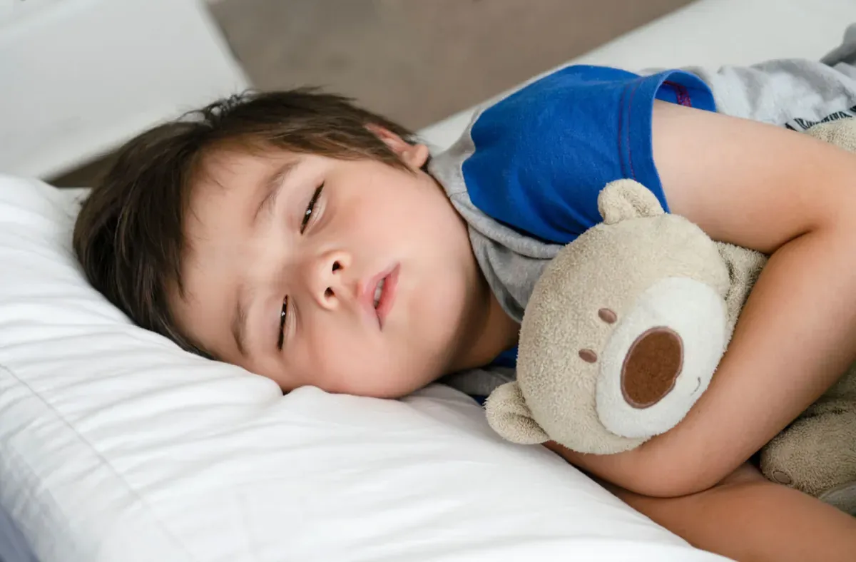 Ngủ mở mắt không luôn nguy hiểm ngay lập tức nhưng nếu kéo dài có thể gây hậu quả nghiêm trọng do mắt tiếp xúc lâu với không khí.