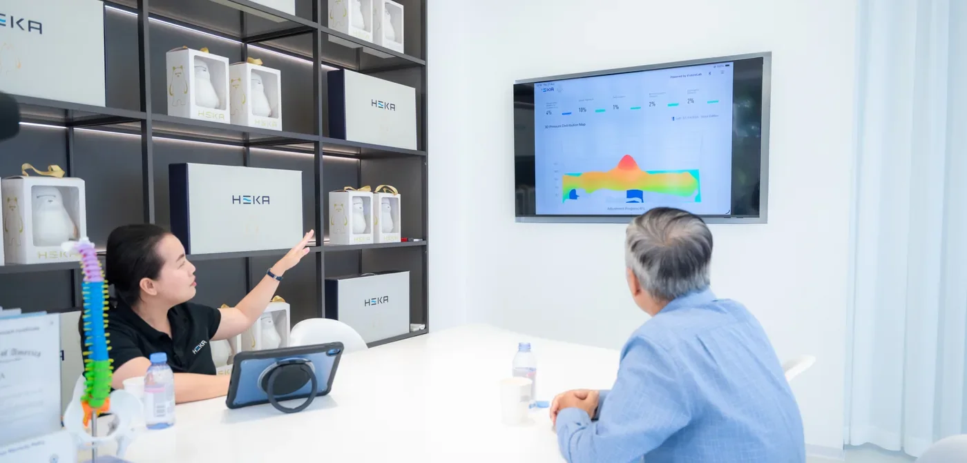 Chuyên viên HEKA cùng khách hàng xem bản đồ áp lực cơ thể trên màn hình tại Experience Center Sala