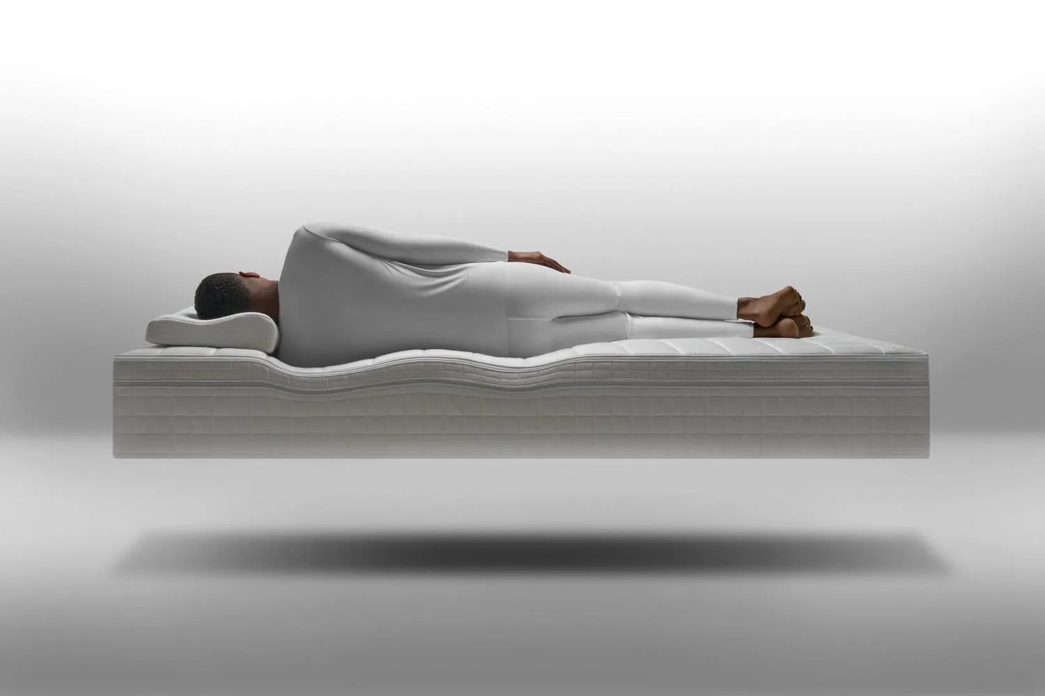 The surface of the HEKA AI Mattress following the curves of the body when lying on the side