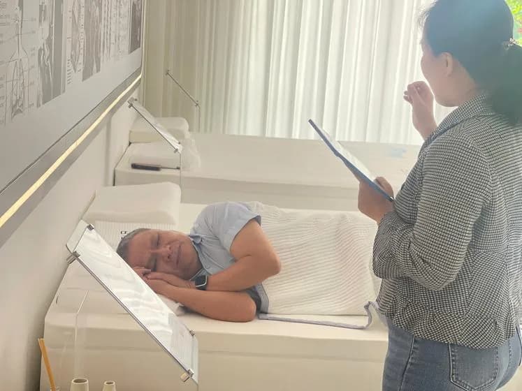 Khách nằm nghiêng trải nghiệm Nệm AI cùng Sleep Consultant
