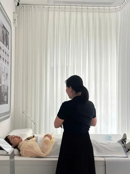 A visitor lying down to try the AI mattress with a Sleep Consultant
