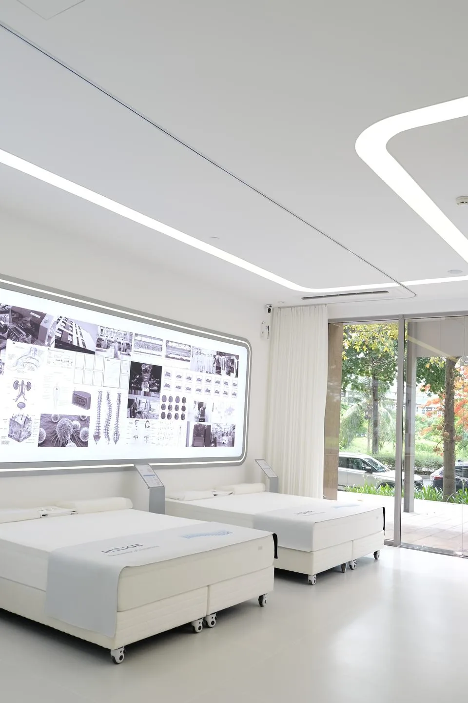 The AI mattress display with the R&D information wall at the HEKA Experience Center Sala