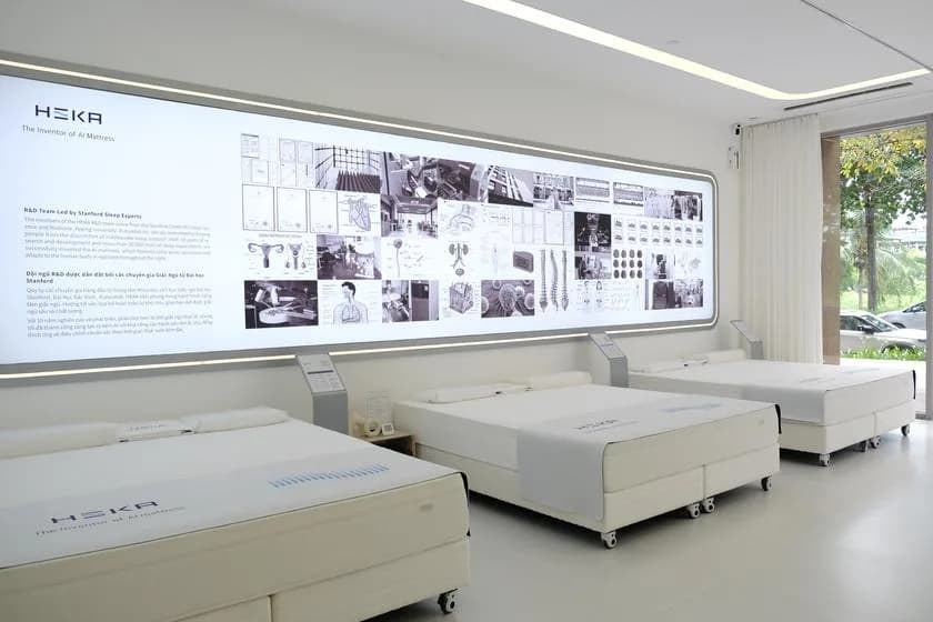 Khu trưng bày Nệm AI cạnh tường thông tin R&D tại HEKA Experience Center Sala