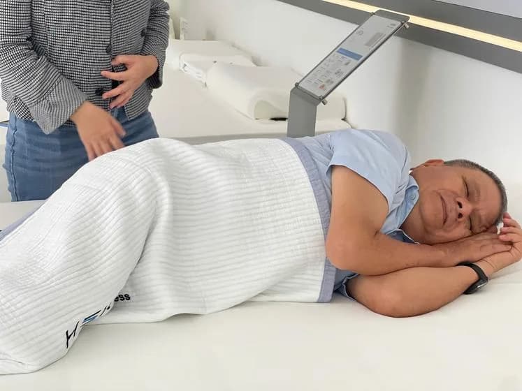 A Sleep Consultant accompanying a private experience session