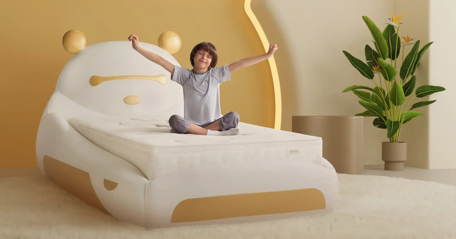 Bé vươn vai thức dậy trên nệm AI HEKA đặt trên giường hình gấu