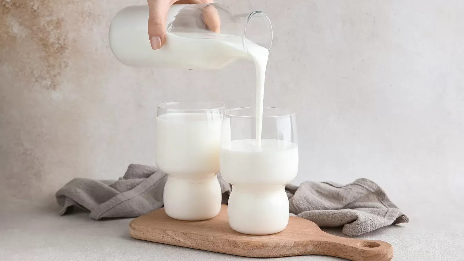 Một ly sữa ấm trước khi ngủ có thể giúp thư giãn; nếu mất ngủ kéo dài, bạn nên đi khám để tìm