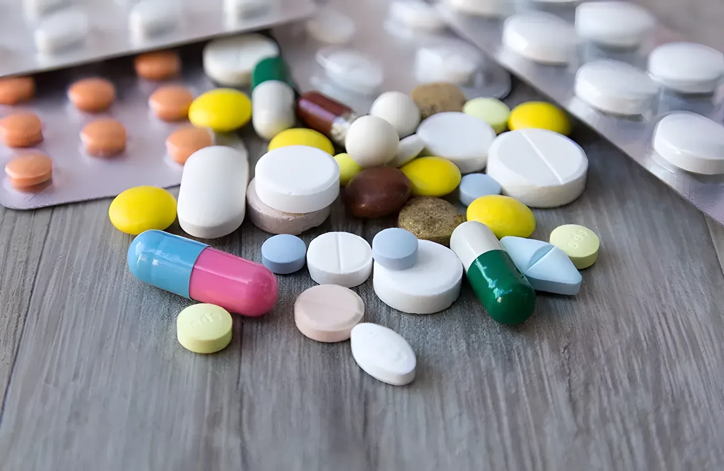 Một số loại thuốc có thể kiểm soát cơn đau cấp và duy trì nồng độ acid uric ở mức an toàn