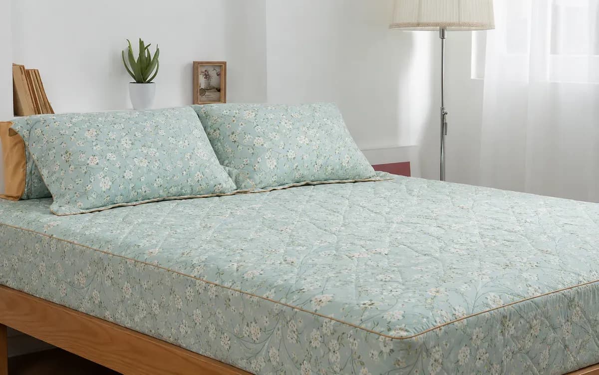 Bộ ga chun chần bông họa tiết hoa xanh bọc nệm cùng hai vỏ gối đồng bộ