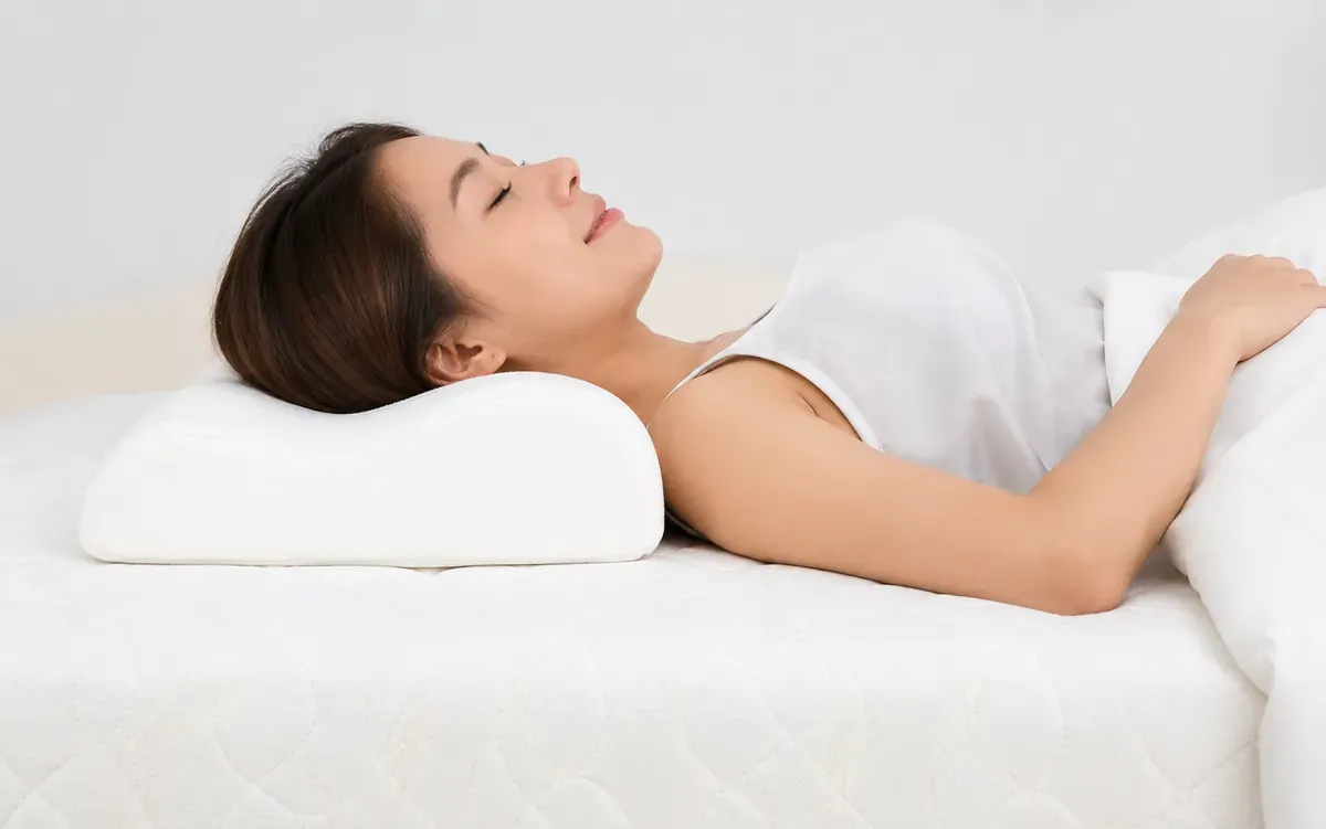 Người phụ nữ nằm ngửa ngủ trên gối công thái học lượn sóng