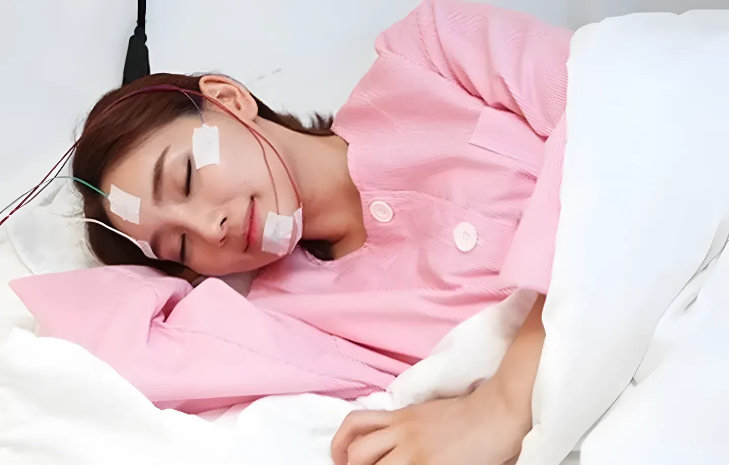 Người phụ nữ được gắn thiết bị đo đa ký giấc ngủ
