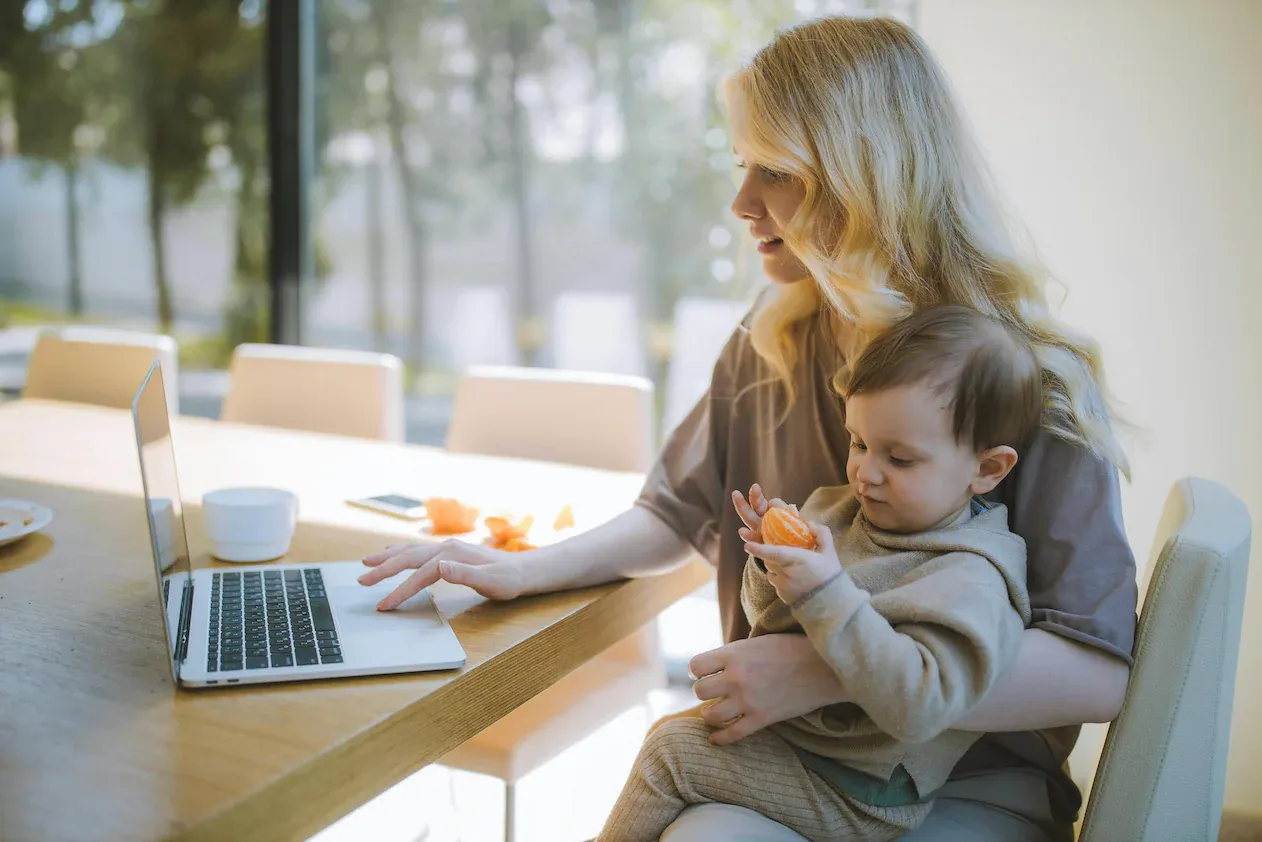 Cảm thấy kiệt sức? Với nhiều phụ nữ, mọi thứ bắt đầu (và kết thúc) từ giấc ngủ (ảnh 2)