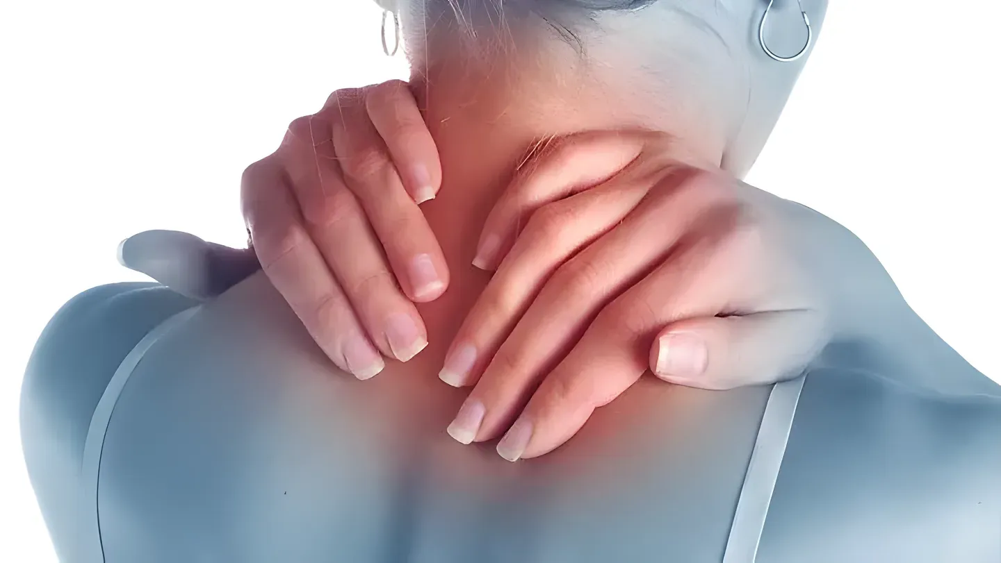 Người phụ nữ đặt hai tay lên vùng gáy và vai đang đau mỏi do căng cơ cổ vai gáy