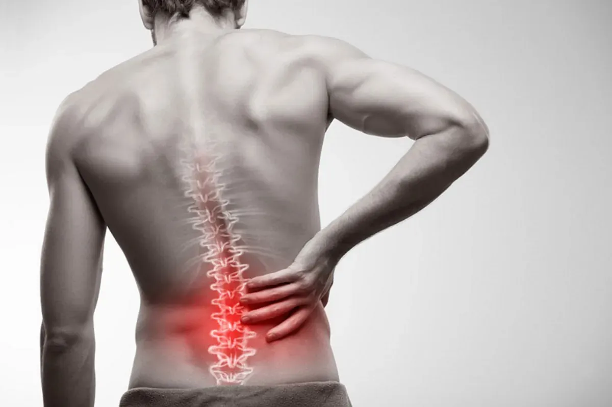Triệu chứng của đau lưng khá đa dạng và tùy thuộc vào nguyên nhân và vị trí đau
