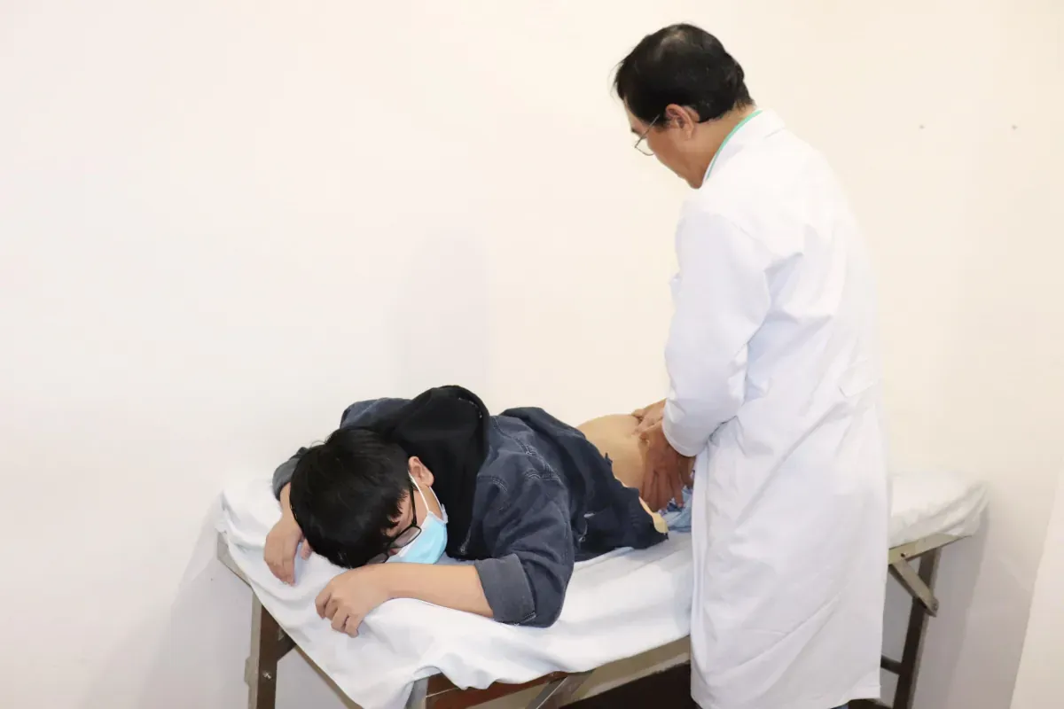 Những dấu hiệu nguy hiểm cần đi khám bác sĩ khi bị đau lưng