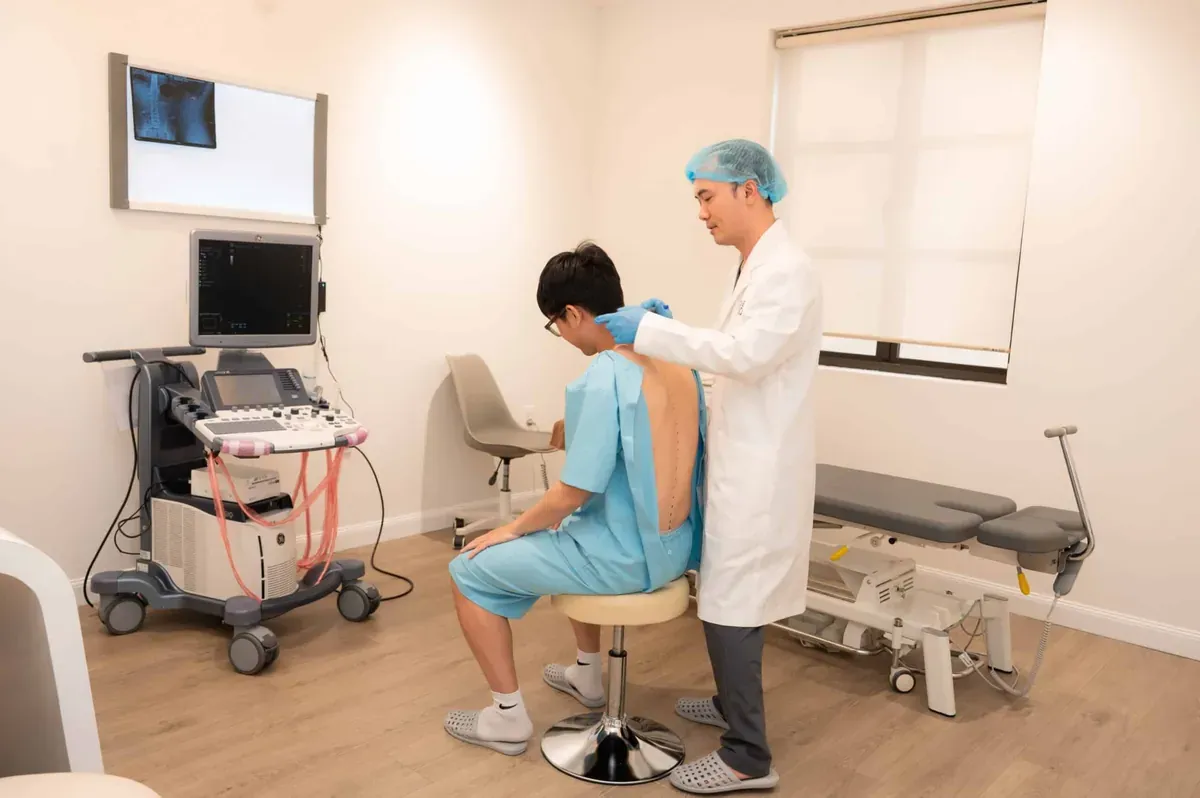 Khi thăm khám lâm sàng, bác sĩ có thể tiến hành kiểm tra sức mạnh cơ, phản xạ thần kinh và phạm vi vận động của cột sống
