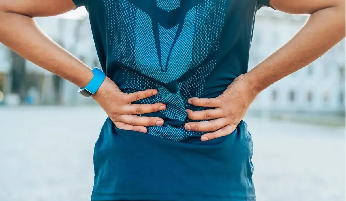 Các chấn thương do vận động cũng có thể là nguyên nhân gây đau lưng giữa