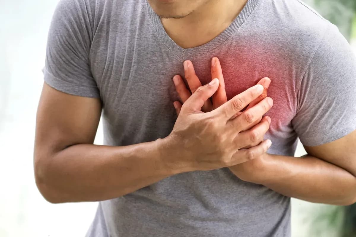 Đau lưng giữa kèm đau thắt ngực cần được cấp cứu ngay