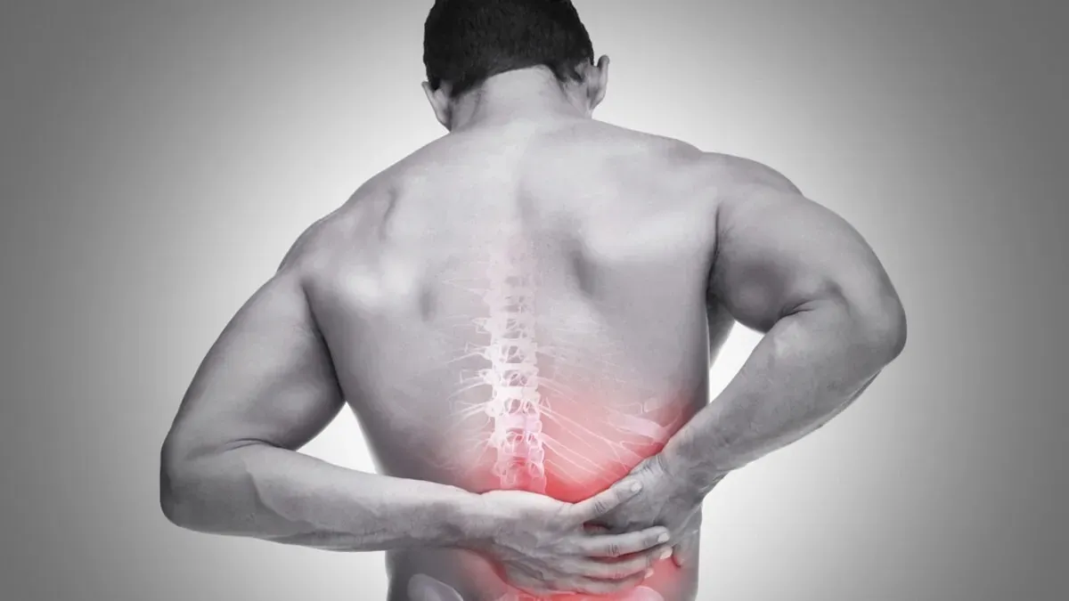 Đau thắt lưng bên phải là cảm giác khó chịu, đau nhức ở vùng phía bên phải lưng gần thắt lưng hoặc vùng lưng phải phía dưới bả vai.