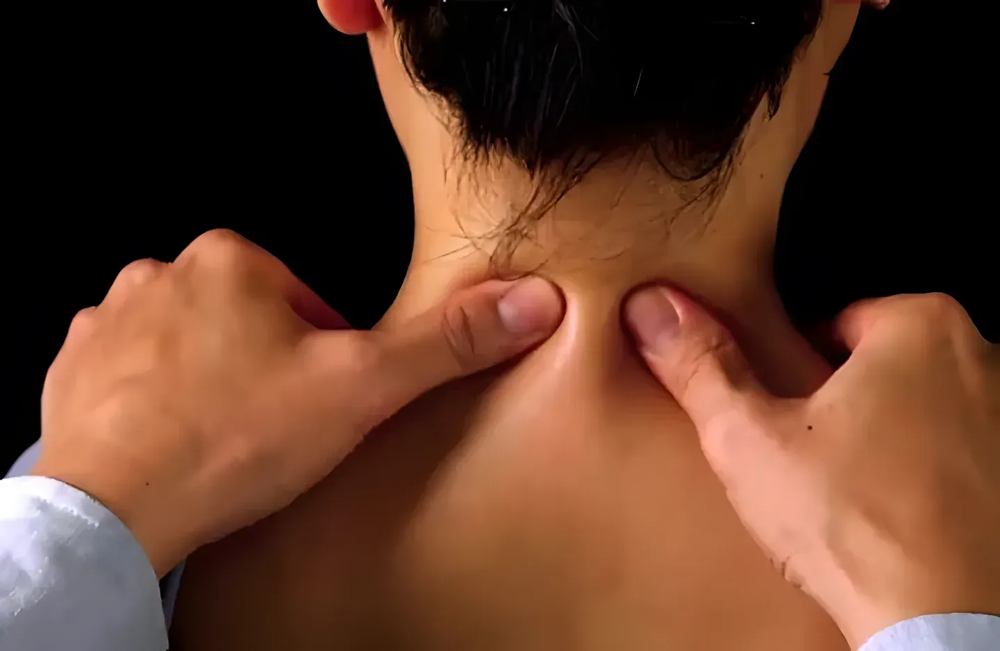 Xoa bóp vùng cổ vai giúp thư giãn cơ