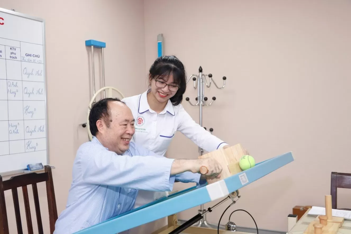 Sau điều trị đột quỵ não, bệnh nhân cần được tập vật lý trị liệu để phục hồi chức năng