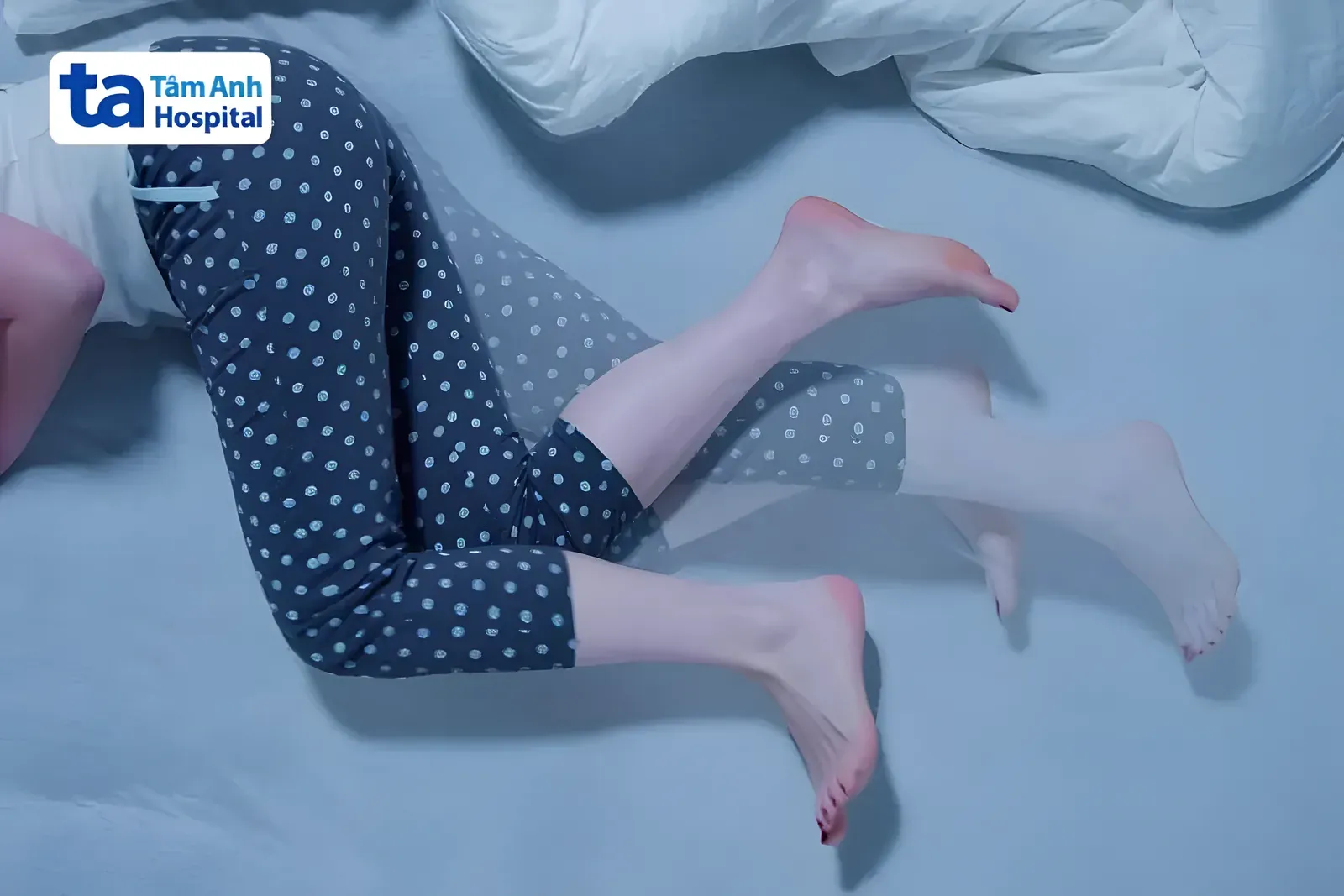 Người mắc hội chứng chân không yên thường phải cử động chân liên tục khi nằm nghỉ