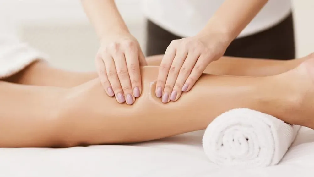 Massage nhẹ nhàng chân trước khi ngủ có thể giúp làm dịu cảm giác bò trườn, châm chích