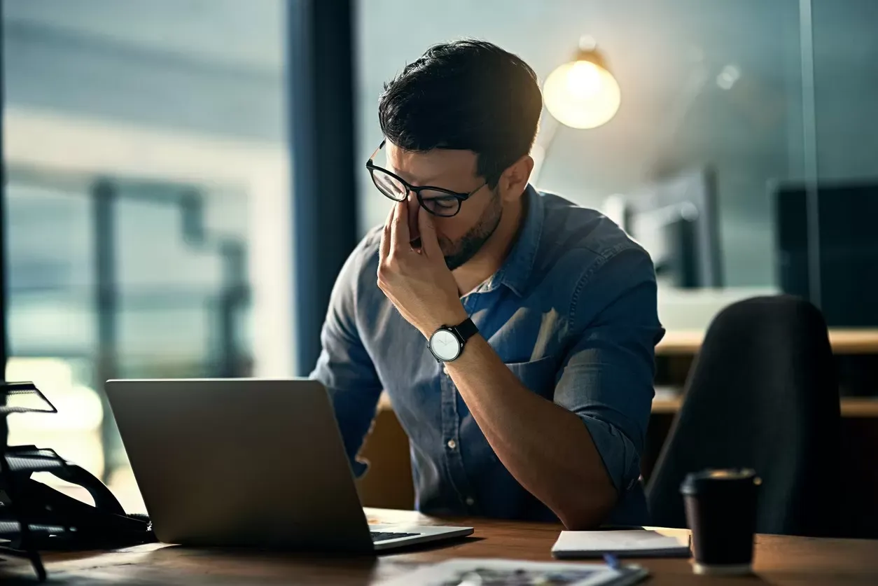 Người làm việc văn phòng, hay phải tiếp xúc nhiều với máy tính là đối tượng dễ bị mắc khô mắt