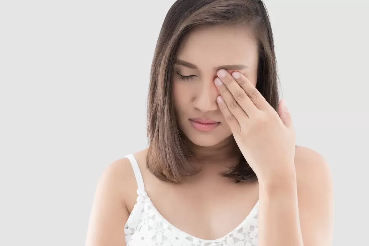 Khô mắt có nhiều nguyên nhân khác nhau, trong đó lão hóa là nguyên nhân chủ yếu gây nên tình trạng