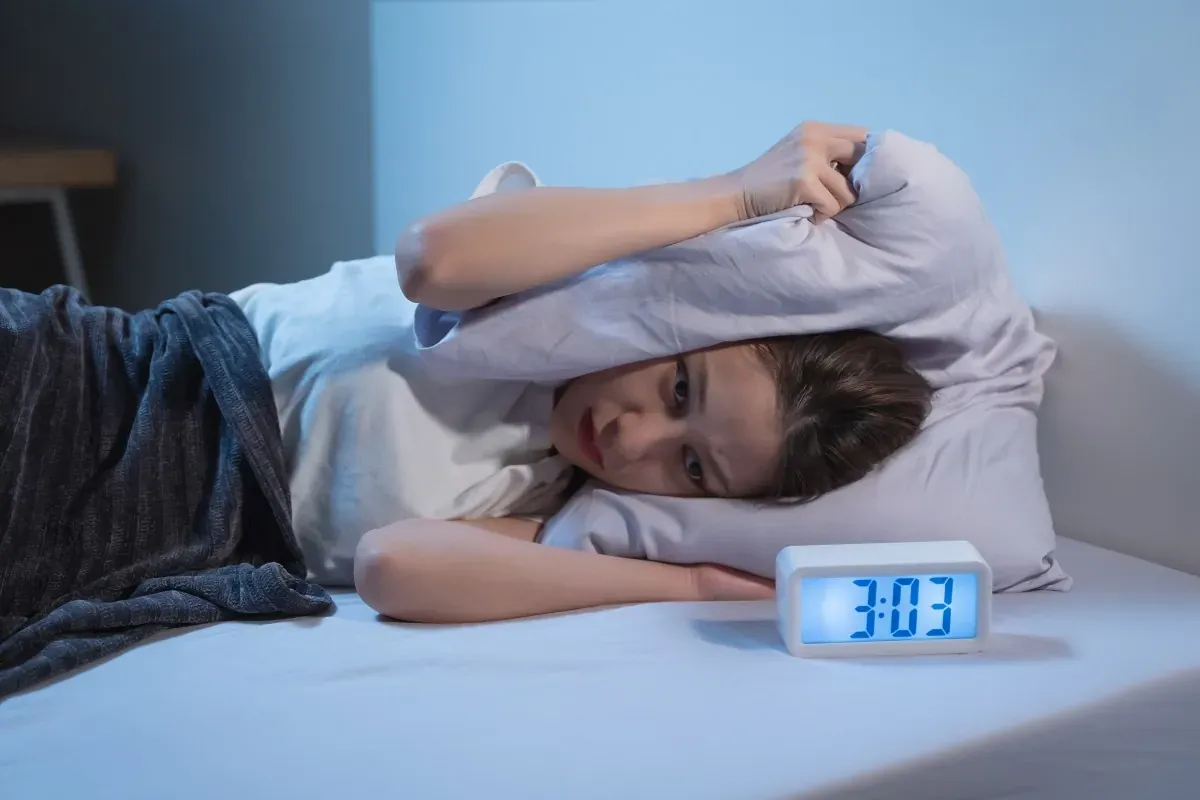 Môi trường ngủ quá sáng, quá nóng hay quá ồn cũng khiến bạn khó ngủ