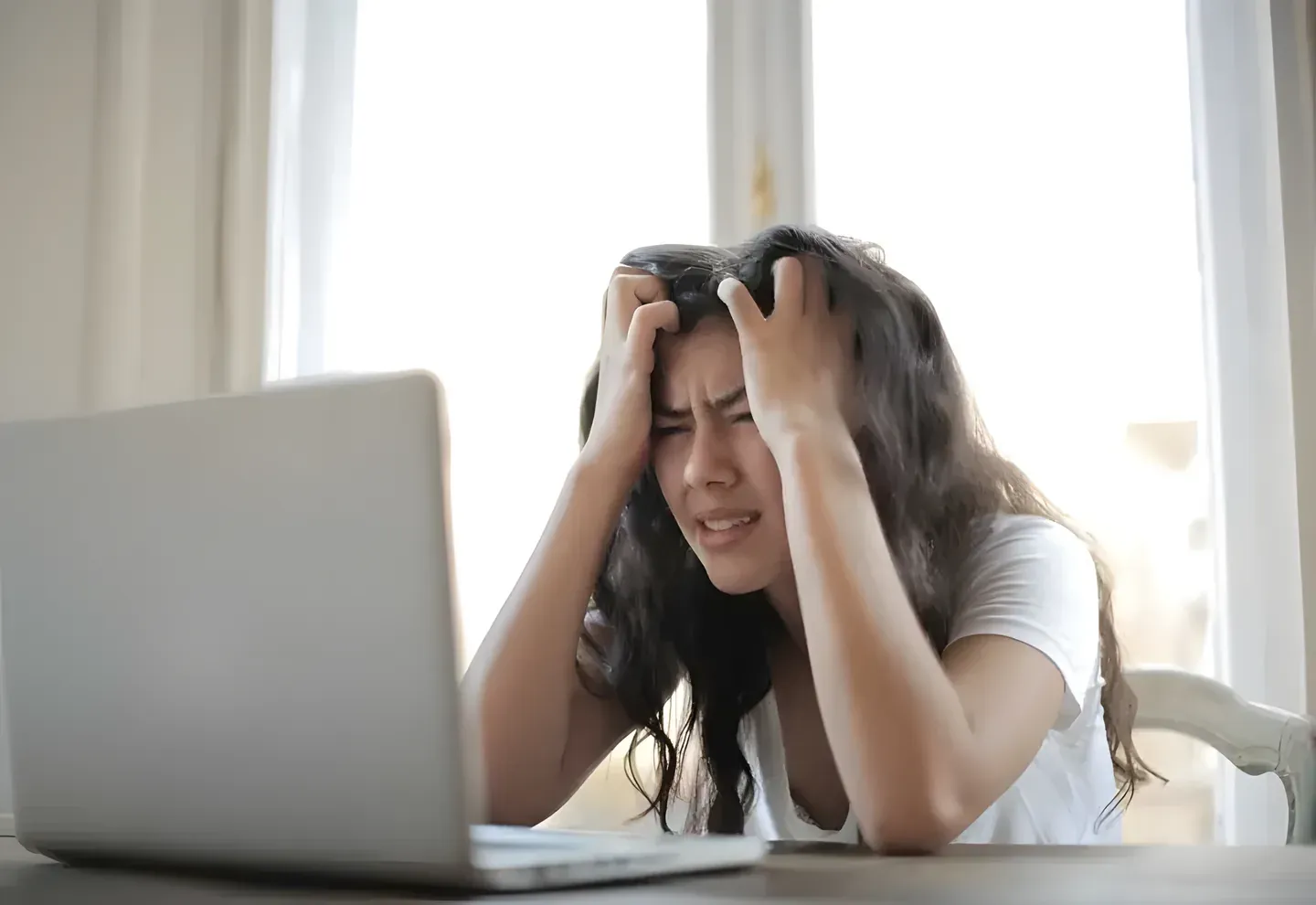 Việc khó ngủ dẫn đến thiếu ngủ có thể khiến bạn khó chịu vào ngày hôm sau, làm việc không hiệu quả và dễ nổi cáu.