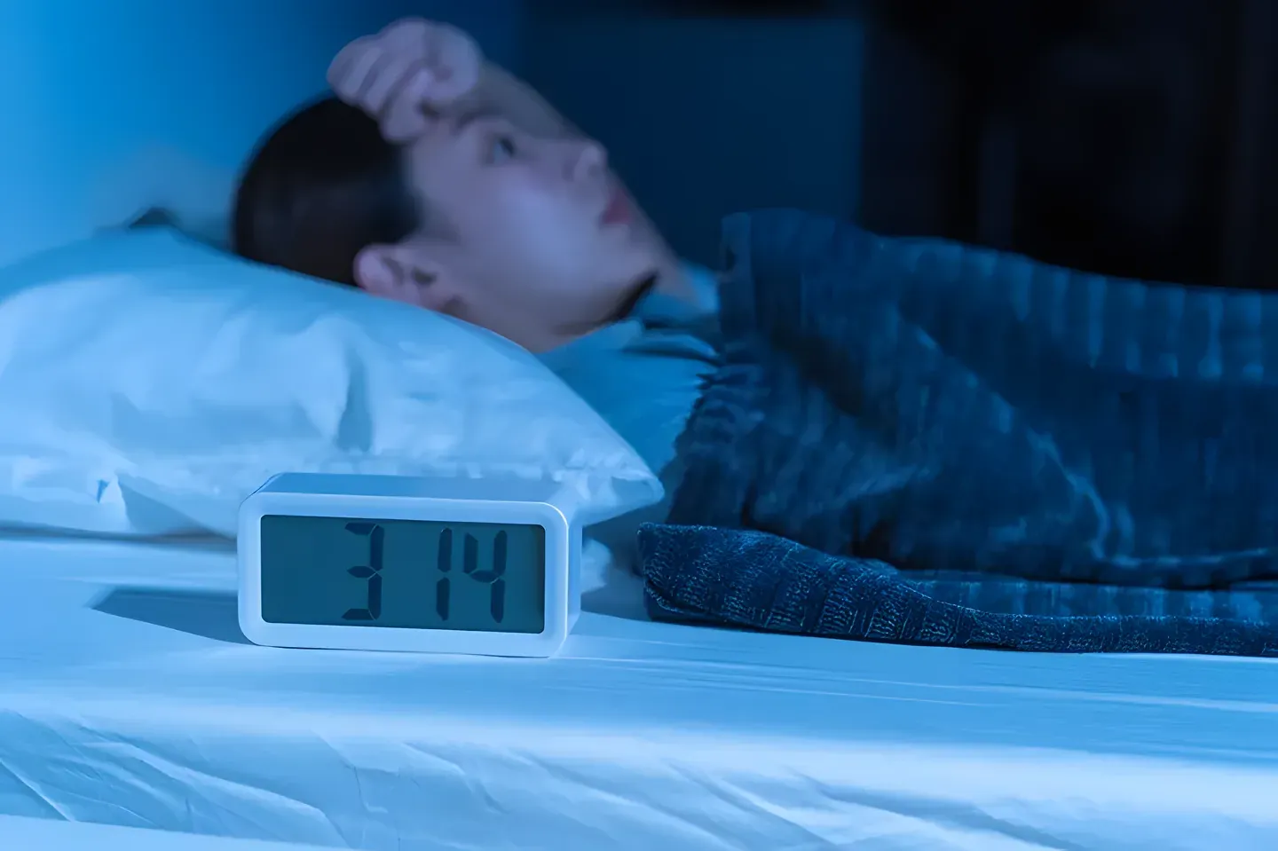 Người phụ nữ trằn trọc lúc 3 giờ sáng bên đồng hồ điện tử