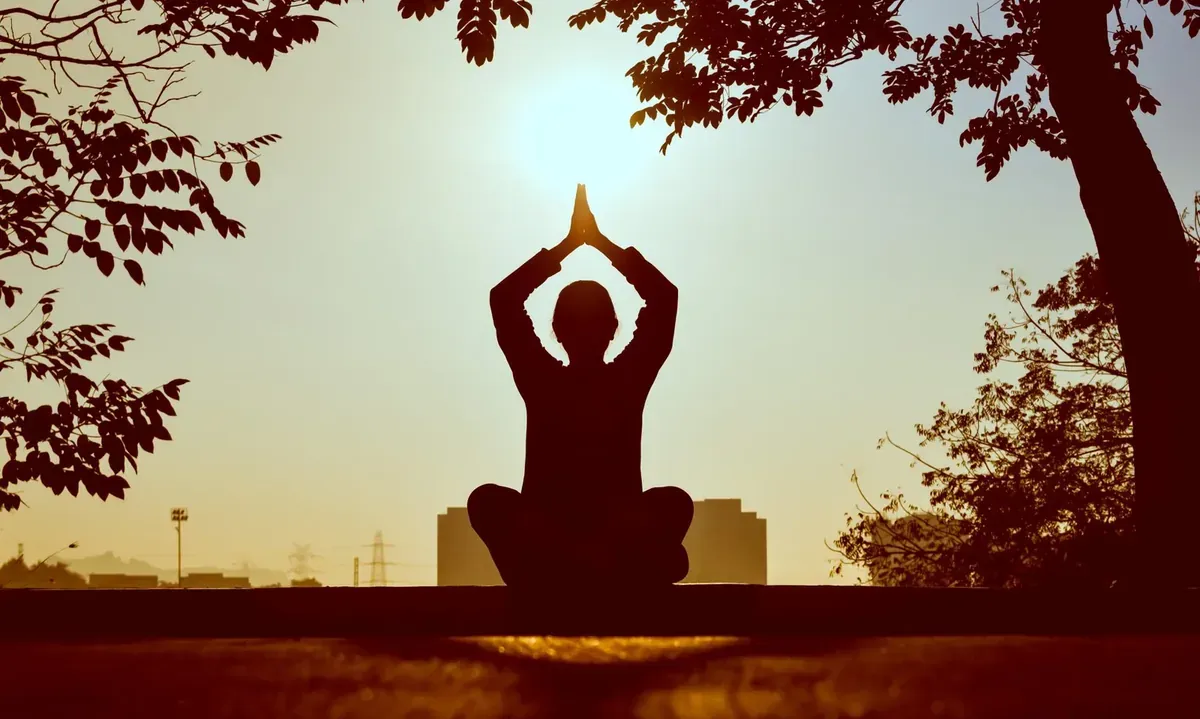Thiền định hoặc yoga giúp quản lý stress, hỗ trợ ngủ ngon hơn và giảm cảm giác mệt mỏi ban ngày