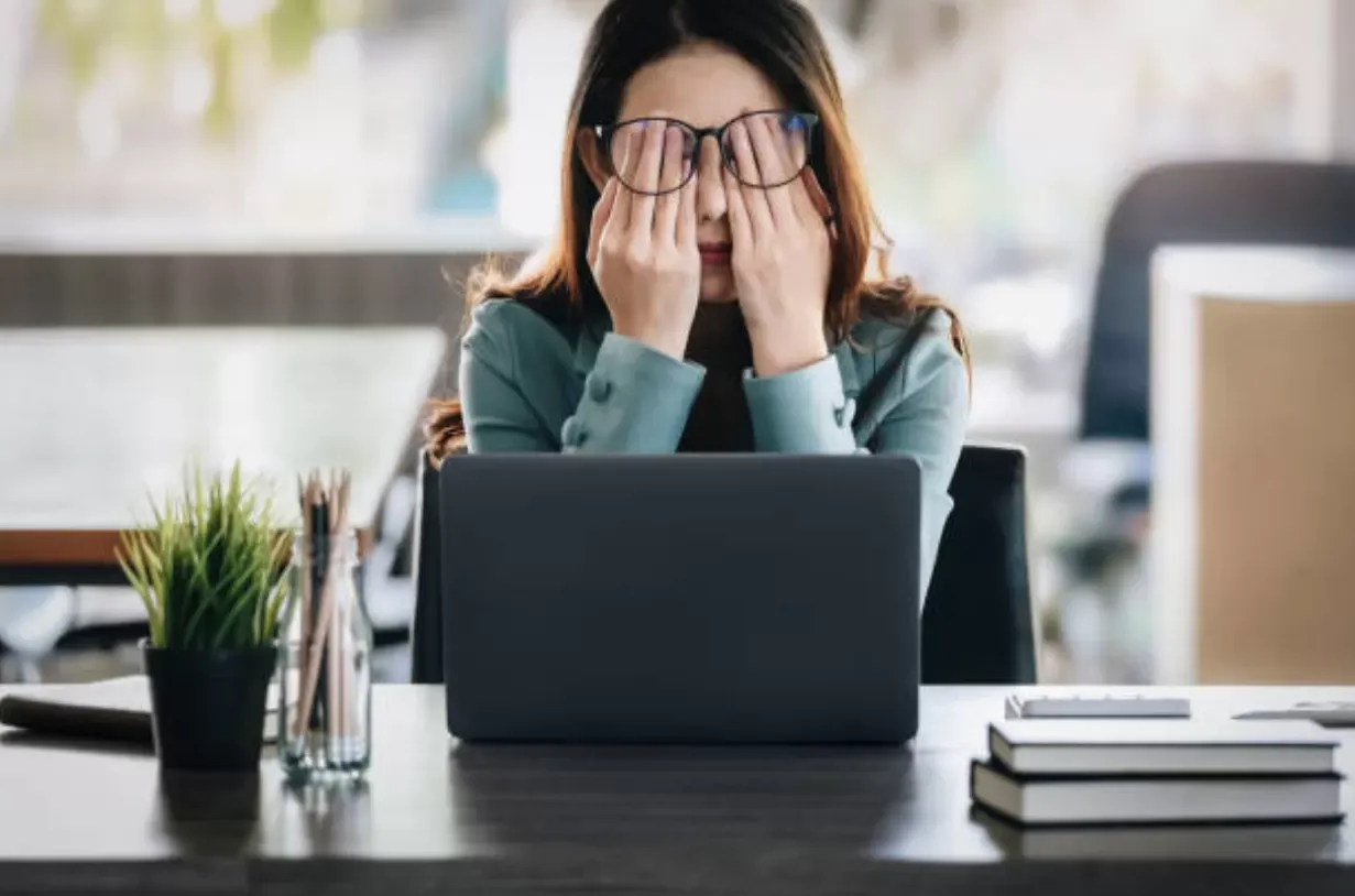 Môi trường làm việc không phù hợp cũng là một nguyên nhân dẫn đến mỏi mắt