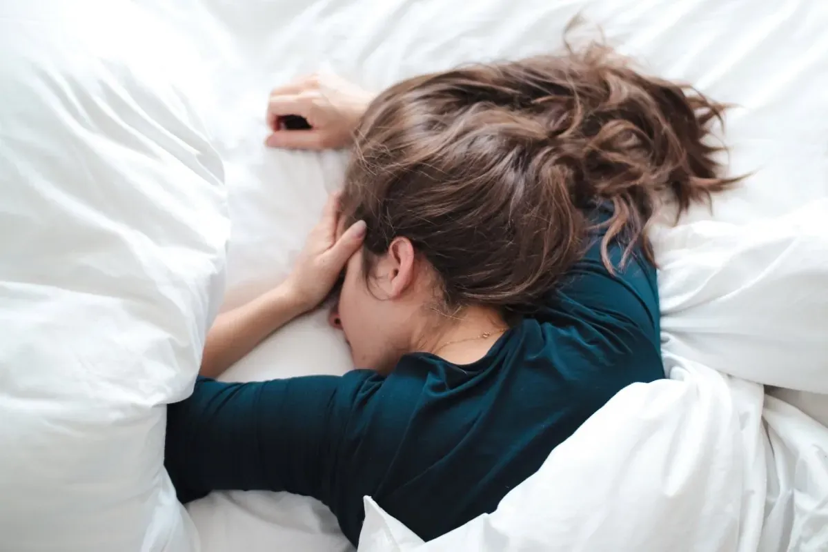 Rối loạn giấc ngủ và các vấn đề về hô hấp có thể là nguyên nhân dẫn đến nghiến răng khi ngủ.