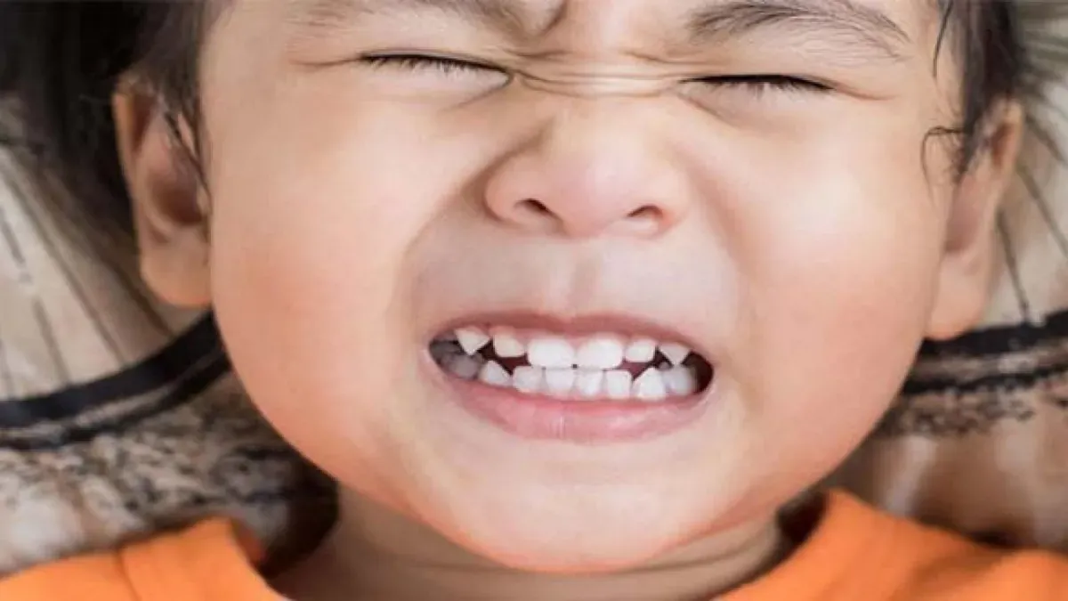 Ngủ nghiến răng có thể do di truyền nếu bố mẹ hoặc anh chị em ruột thịt cũng mắc phải chứng bệnh này.