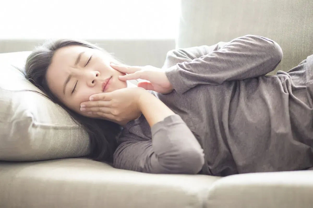 Nghiến răng khi ngủ làm suy yếu răng, gây đau hàm và ảnh hưởng đến giấc ngủ