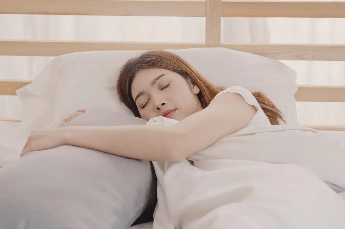 Điều chỉnh tư thế ngủ và luôn ngủ đủ giấc mỗi ngày sẽ giúp bạn khắc phục tình trạng ngủ dậy bị đau đầu hiệu quả.