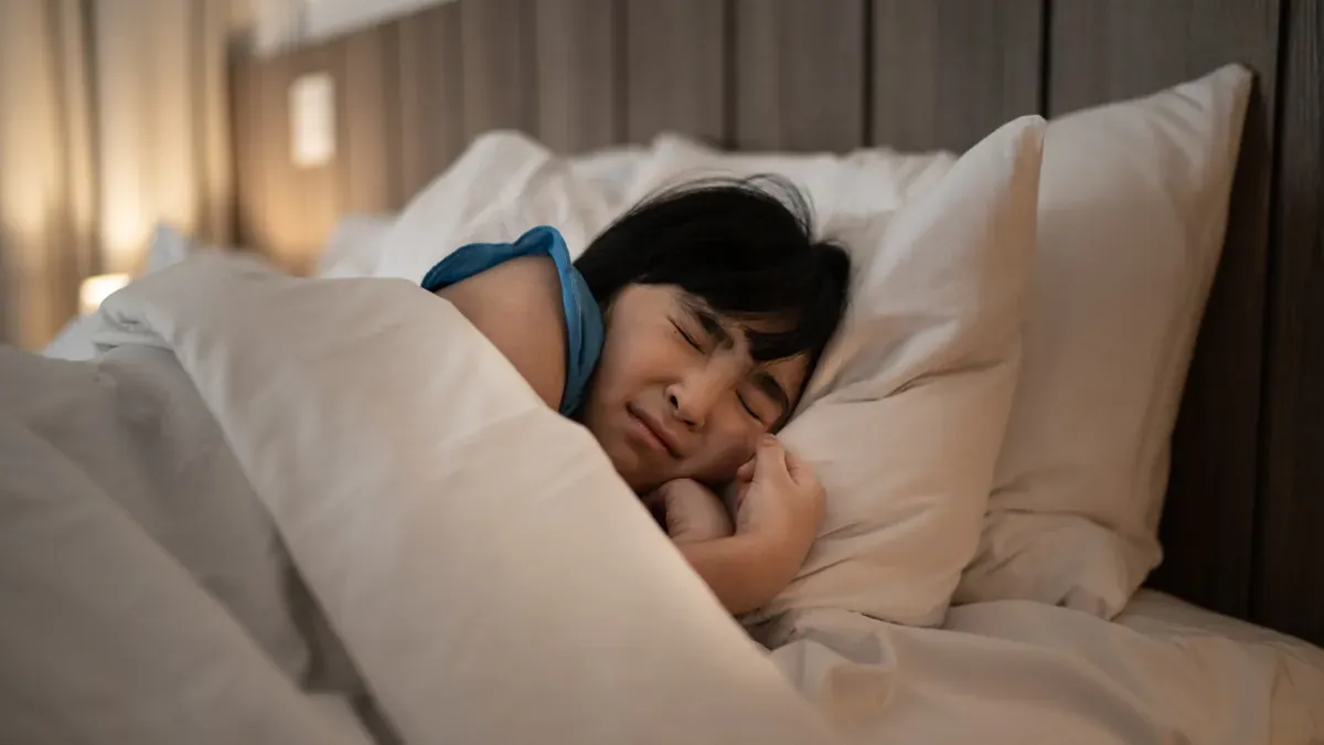 "Ngủ hay nằm mơ linh tinh" là hiện tượng xảy ra trong pha ngủ REM, khi não bộ đang bận rộn "dọn dẹp" và sắp xếp lại dữ liệu nhưng thiếu sự kiểm soát của lý trí.