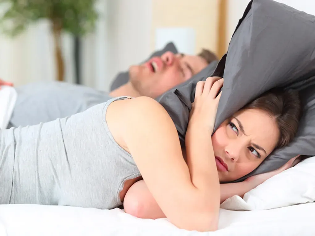 Người vợ bịt tai vì chồng ngủ ngáy to bên cạnh