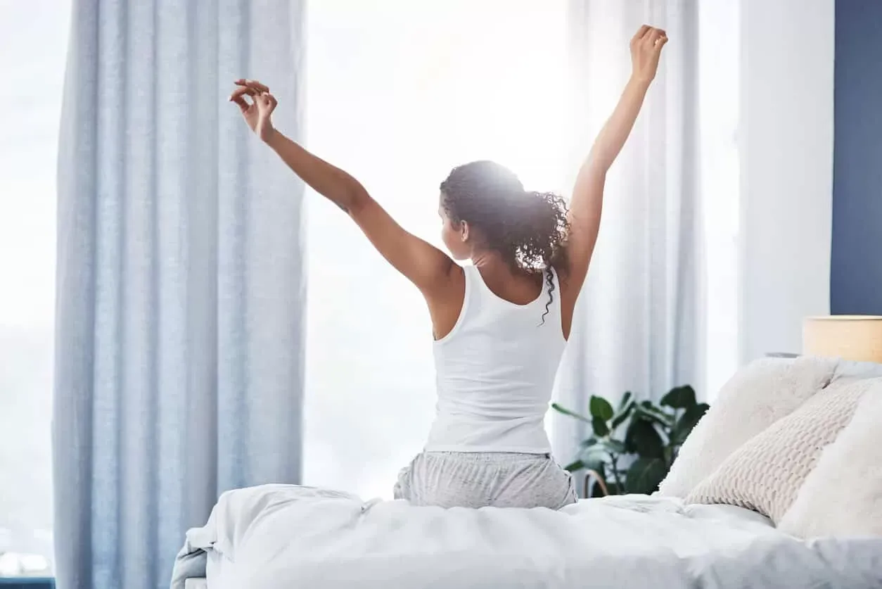 Kiểm soát ánh sáng xanh trước giờ ngủ và hẹn đồng hồ để dậy đúng giờ sẽ giúp bạn không bị ngủ quá