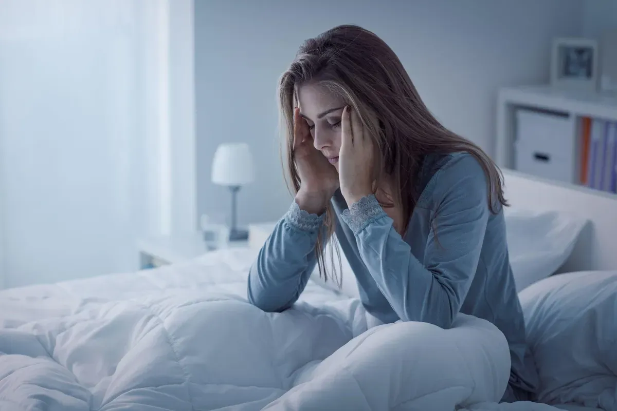 Ngủ trưa dậy bị đau đầu là hiện tượng các cơn đau đầu xuất hiện ngay khi vừa ngủ dậy.