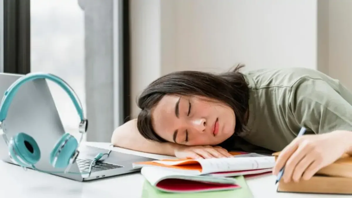 Việc ngủ trưa sai tư thế là nguyên nhân phổ biến gây nên đau đầu sau khi thức dậy