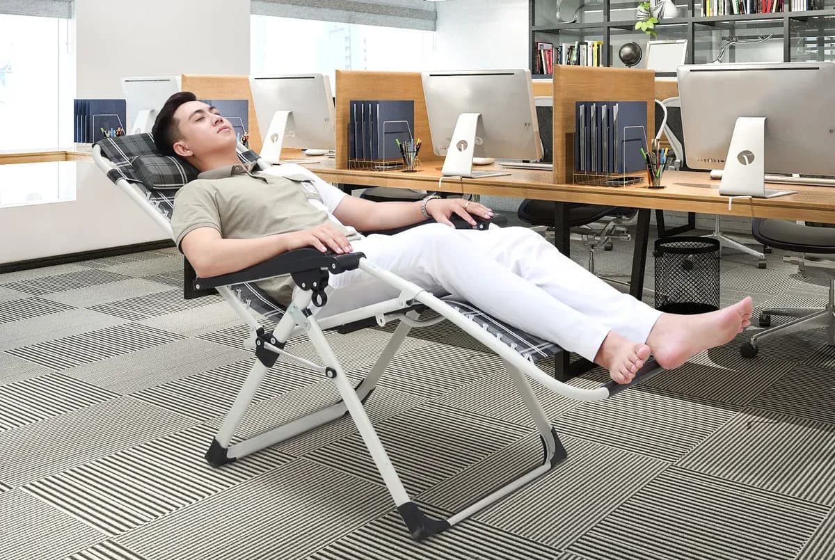 Chọn một không gian ngủ trưa phù hợp sẽ giúp bạn không bị đau đầu sau khi ngủ dậy