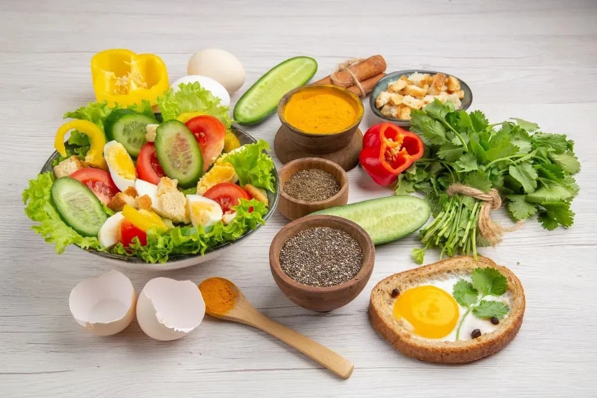 Hãy điều chỉnh lại chế độ ăn uống, đặc biệt là bữa ăn trước giờ ngủ trưa để không bị đau đầu sau ngủ trưa dậy.