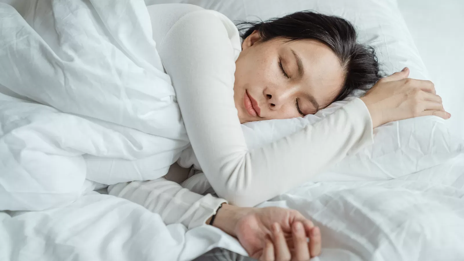 Không cần thiết phải đánh thức người đang ngủ mớ dậy vì đó chỉ là một hành động vô thức và không