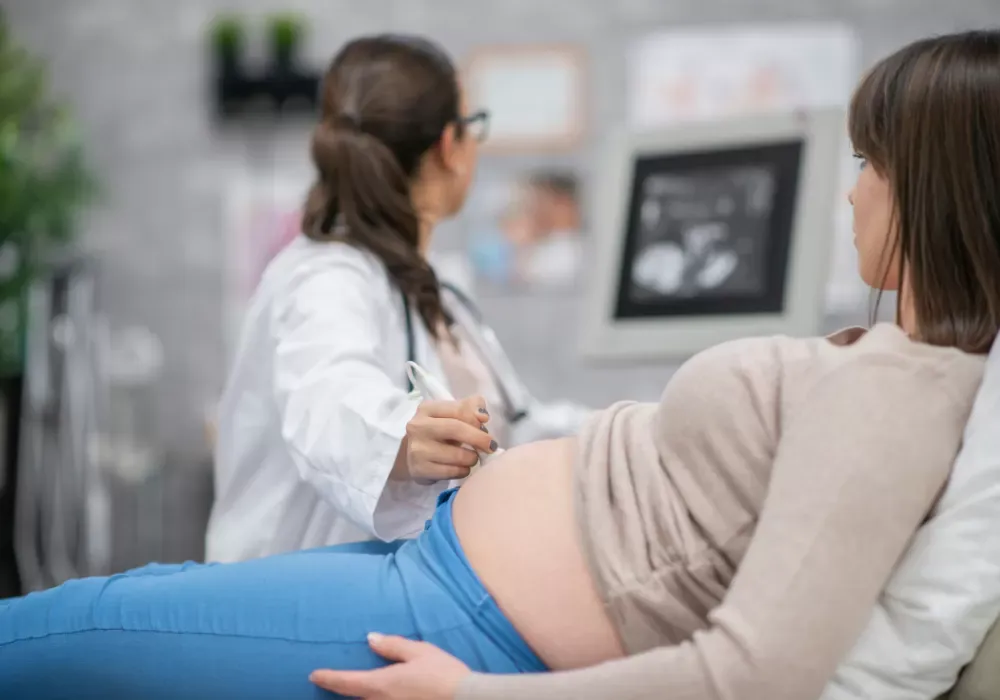 Siêu âm định kỳ giúp bác sĩ theo dõi cân nặng thai và lượng nước ối để quyết định thời điểm, phương