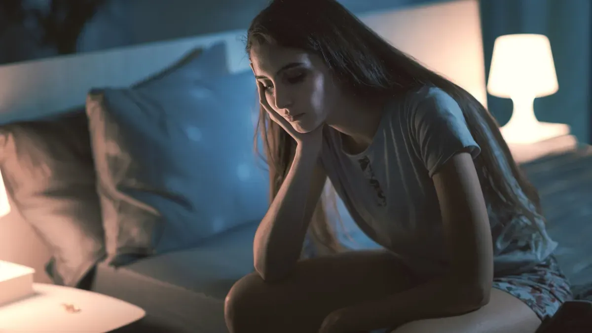 Khó vào giấc, thức đêm nhiều lần, dễ bị tỉnh giấc có thể là những triệu chứng của rối loạn giấc ngủ